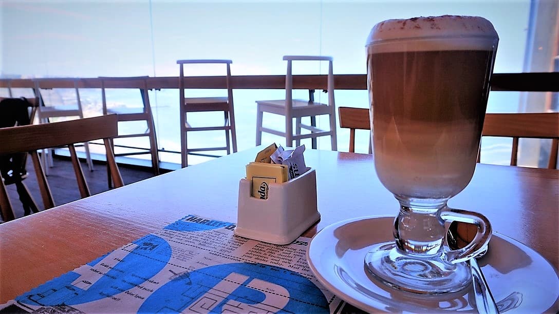 Café en la mañana con vistas al mar en Popular