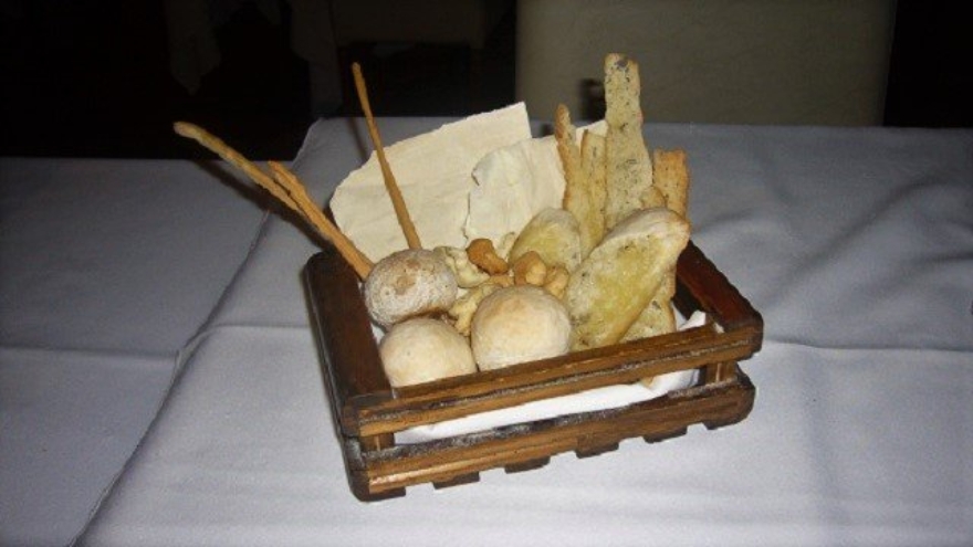 Ladesso-Basket-of-Bread
