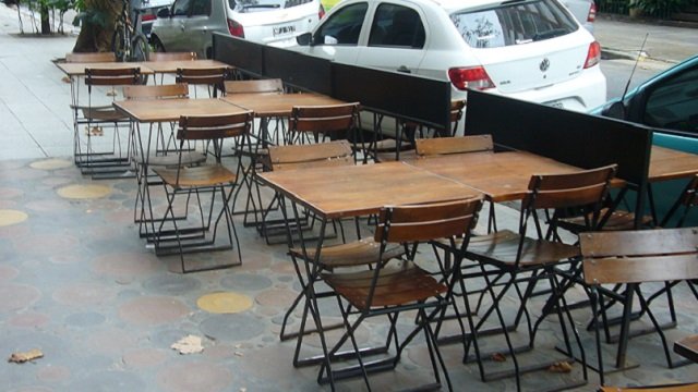 Mooi-Belgrano-Sidewalk-Tables