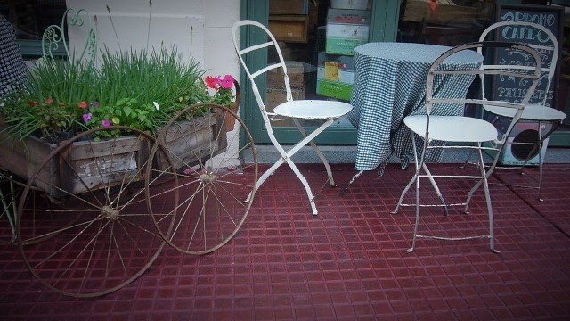 Hierbabuena-Barracas-San-Telmo-Tables-on-Sidewalk