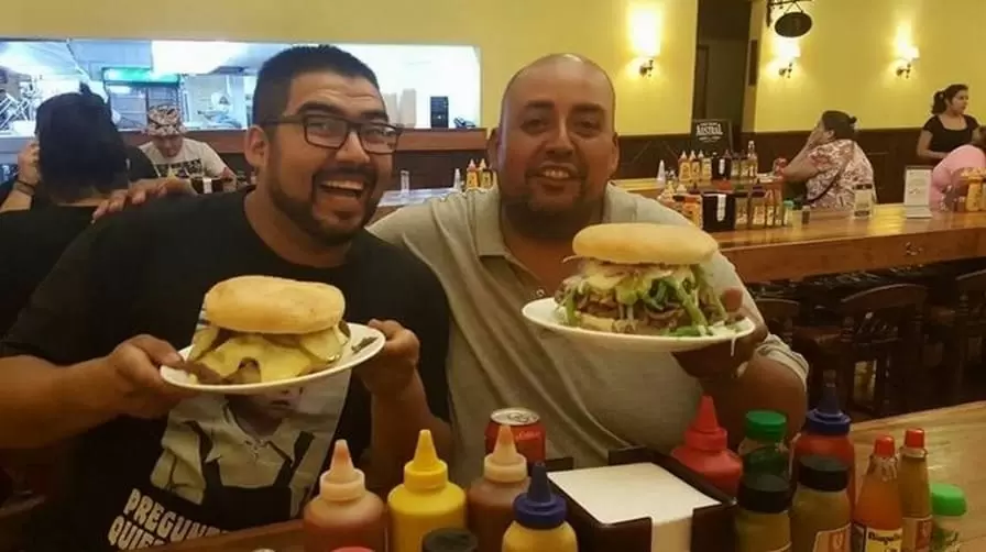 11MARDOQSCL Patrons at the Fuente