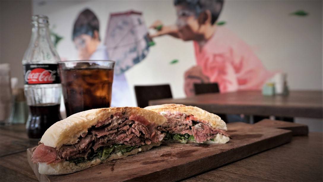 Sándwich de carne asada en El Café de Lima