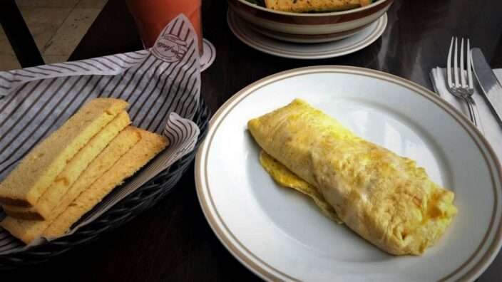 Food and Décor at Pastelería San Antonio