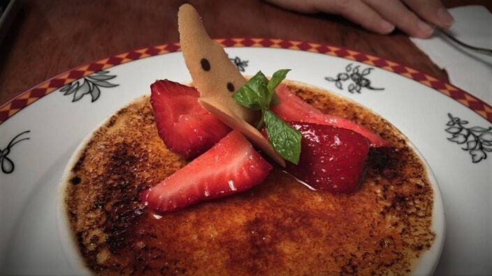 Food and Décor at La Bodega de La Trattoria