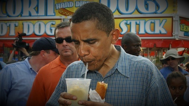 Barak-Obama-eats-a-corny-dog