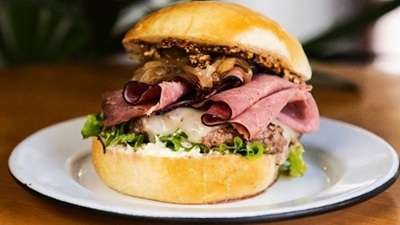 Food and Décor at We Love Burgers